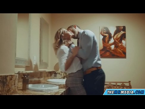 ❤️ Když vás na veřejných záchodcích svádí prsatá blondýna. ☑ Super porno u nás ❤